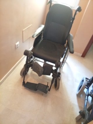 Silla de ruedas negra