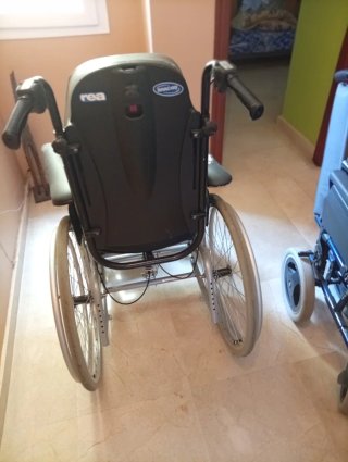 Silla de ruedas negra