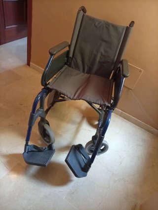 Silla de ruedas negra