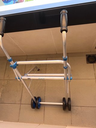 Andador plegable con ruedas