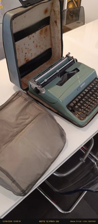 Máquina de escribir Olivetti Lettera 32