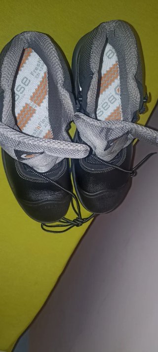 Botas de seguridad negras y grises