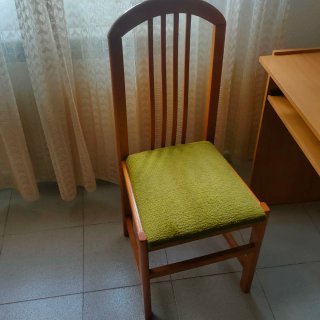 Escritorio con cajón y silla de madera