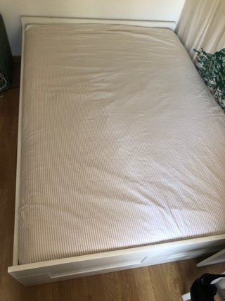 Cama doble Ikea blanca con colchón