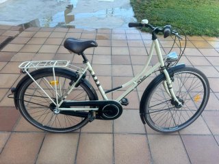 Bicicleta urbana Btwin color crema