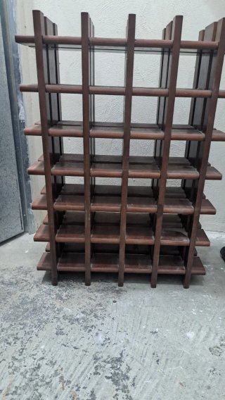 Botellero de madera oscuro