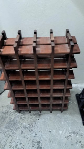 Botellero de madera oscuro