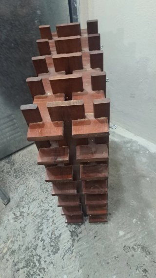 Botellero de madera oscuro