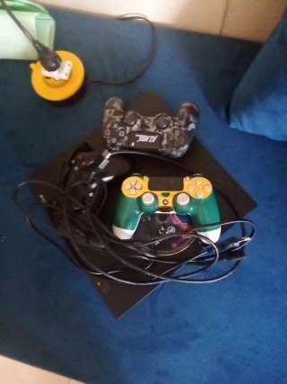 PS4 Slim Negra + 3 Mandos