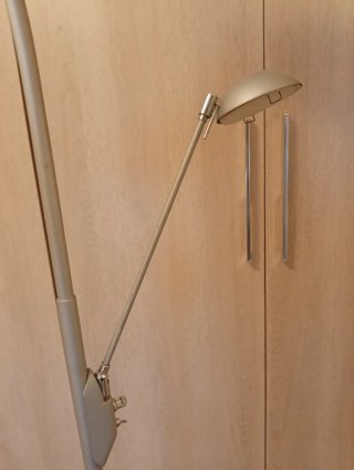 Lámpara de pie moderna gris