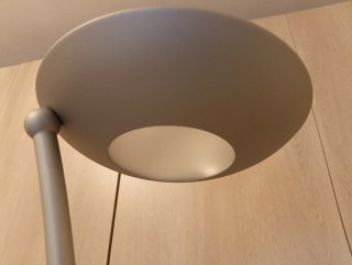 Lámpara de pie moderna gris