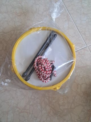 Tambor infantil con baquetas y cuerda