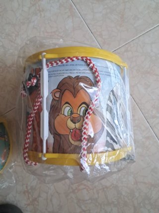 Tambor infantil con baquetas y cuerda