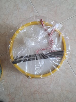 Tambor infantil con baquetas y cuerda