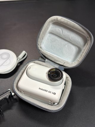 Insta360 GO 3S 4K 128GB + Accesorios