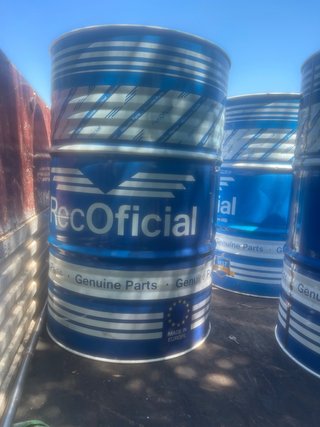 Bidones vacíos RecOficial para decoración