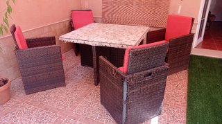Mesa y sillas de jardín