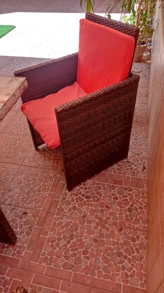 Mesa y sillas de jardín