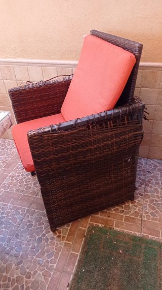 Mesa y sillas de jardín