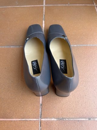 Zapatos de piel grises