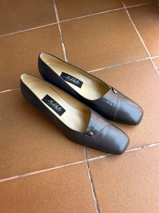 Zapatos de piel grises
