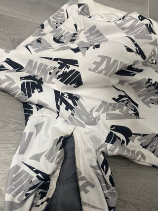 Sudadera Nike con capucha y estampado