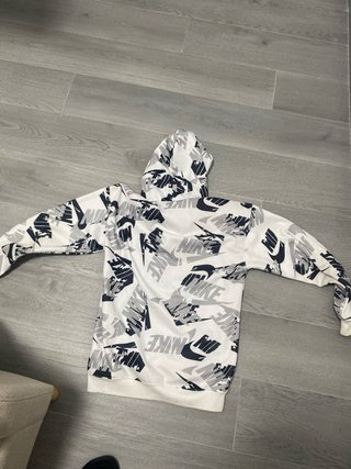 Sudadera Nike con capucha y estampado