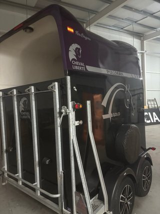 Remolque para dos caballos