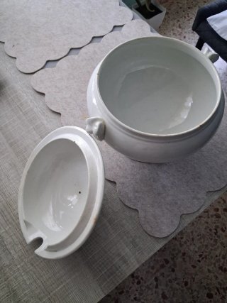 Sopera de porcelana blanca