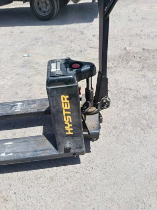 Transpaleta eléctrica Hyster Negra y Amarilla