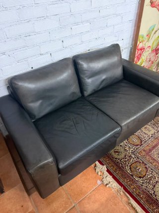 Sofá de piel negro envejecido