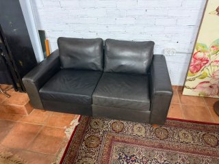 Sofá de piel negro envejecido