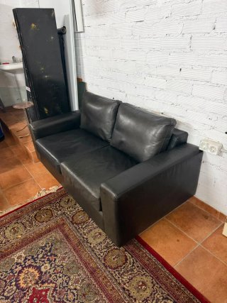 Sofá de piel negro envejecido