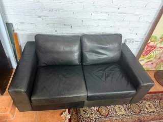 Sofá de piel negro envejecido