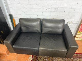 Sofá de piel negro envejecido