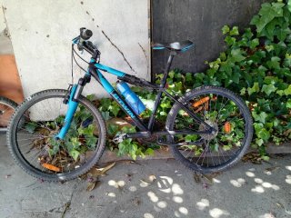 Bicicleta de montaña azul y negra