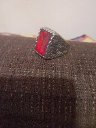 Anillo Exclusivo con Piedra Roja y Plata