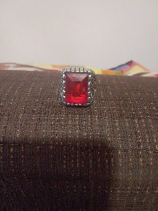 Anillo Exclusivo con Piedra Roja y Plata