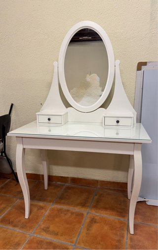 Toeletta bianca con specchio e coperchio in vetro