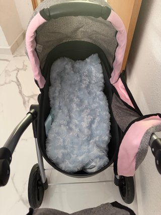 Carrito de muñecas gris y rosa