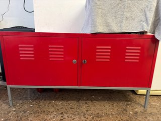 Mueble taquilla rojo estilo industrial