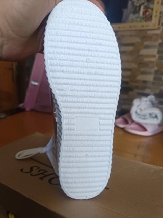 Botines dorados uno es la talla 37 y otro 39