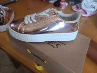 Botines dorados uno es la talla 37 y otro 39