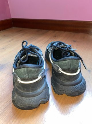 Adidas Ozweego Negras con líneas reflectantes