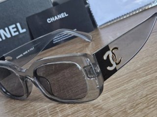 Gafas de sol Chanel grises y doradas