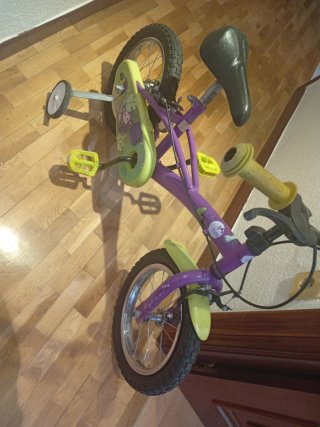 Bicicleta infantil morada con ruedines