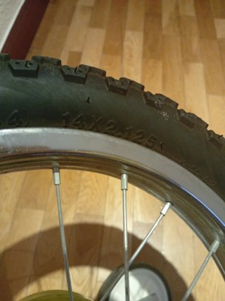 Bicicleta infantil morada con ruedines