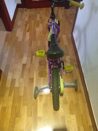 Bicicleta infantil morada con ruedines