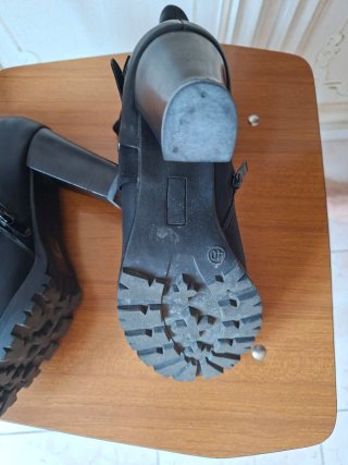 Stivaletti neri con tacco Gisicode – Misura 40