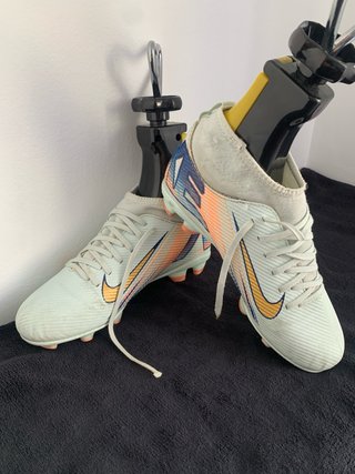 Botas de fútbol Nike blancas y doradas